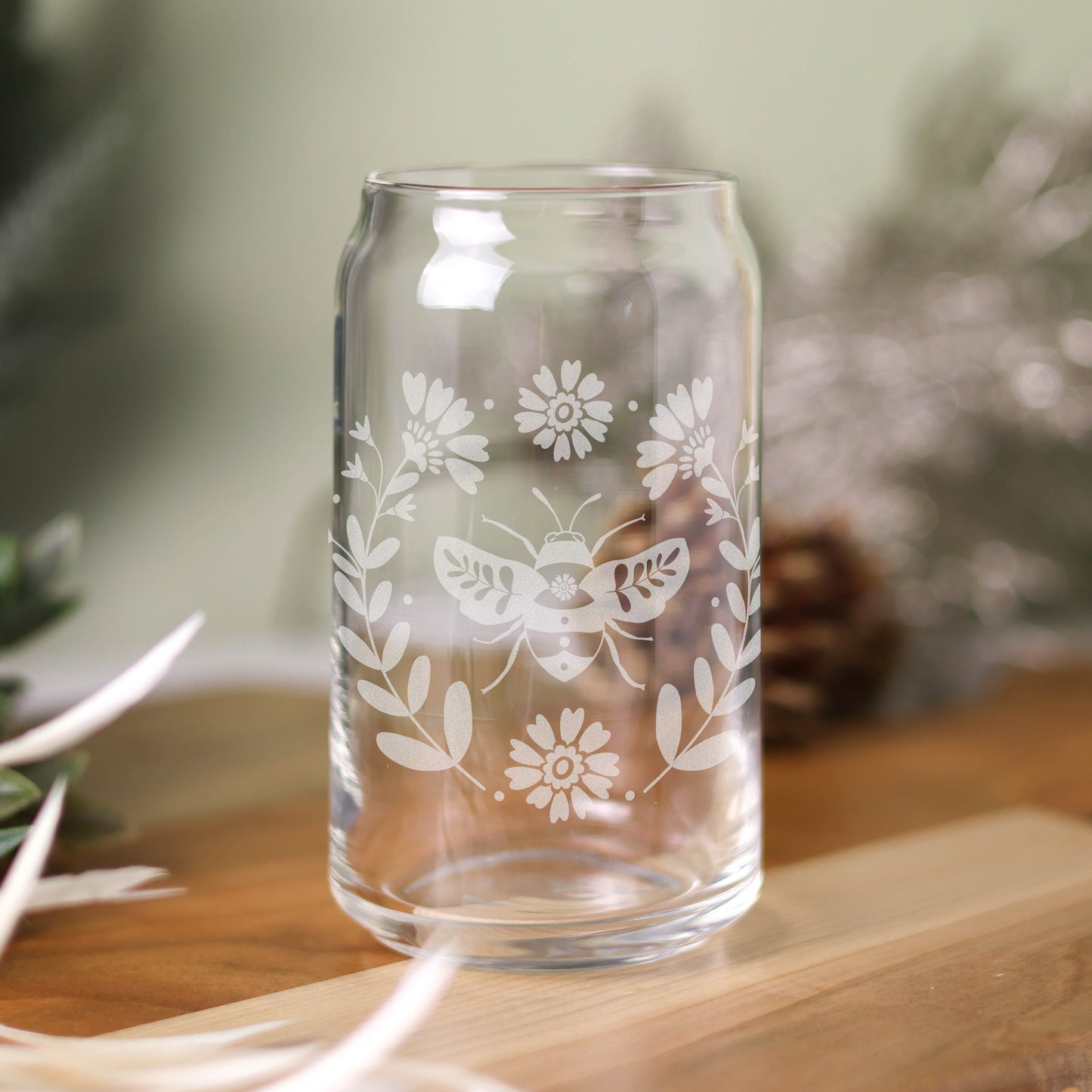 16 oz can glass with Scandinavian design featuring a bee and florals